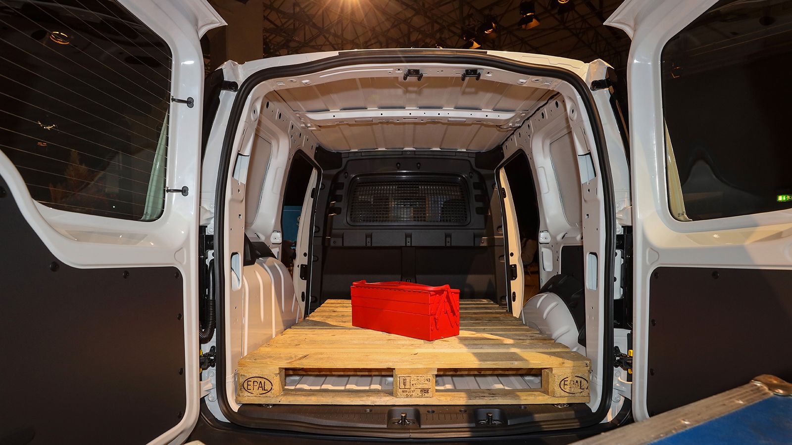 Οι ευρωπαλέτες (1.200 x 800 χλστ.) μπορούν να μπουν στον χώρο φόρτωσης του Caddy Cargo στο πλάι, χάρη στο πλάτος των 1,23 μέτρων μεταξύ των θόλων των τροχών. Στην έκδοση Maxi, μάλιστα, μπορούν να φορτ