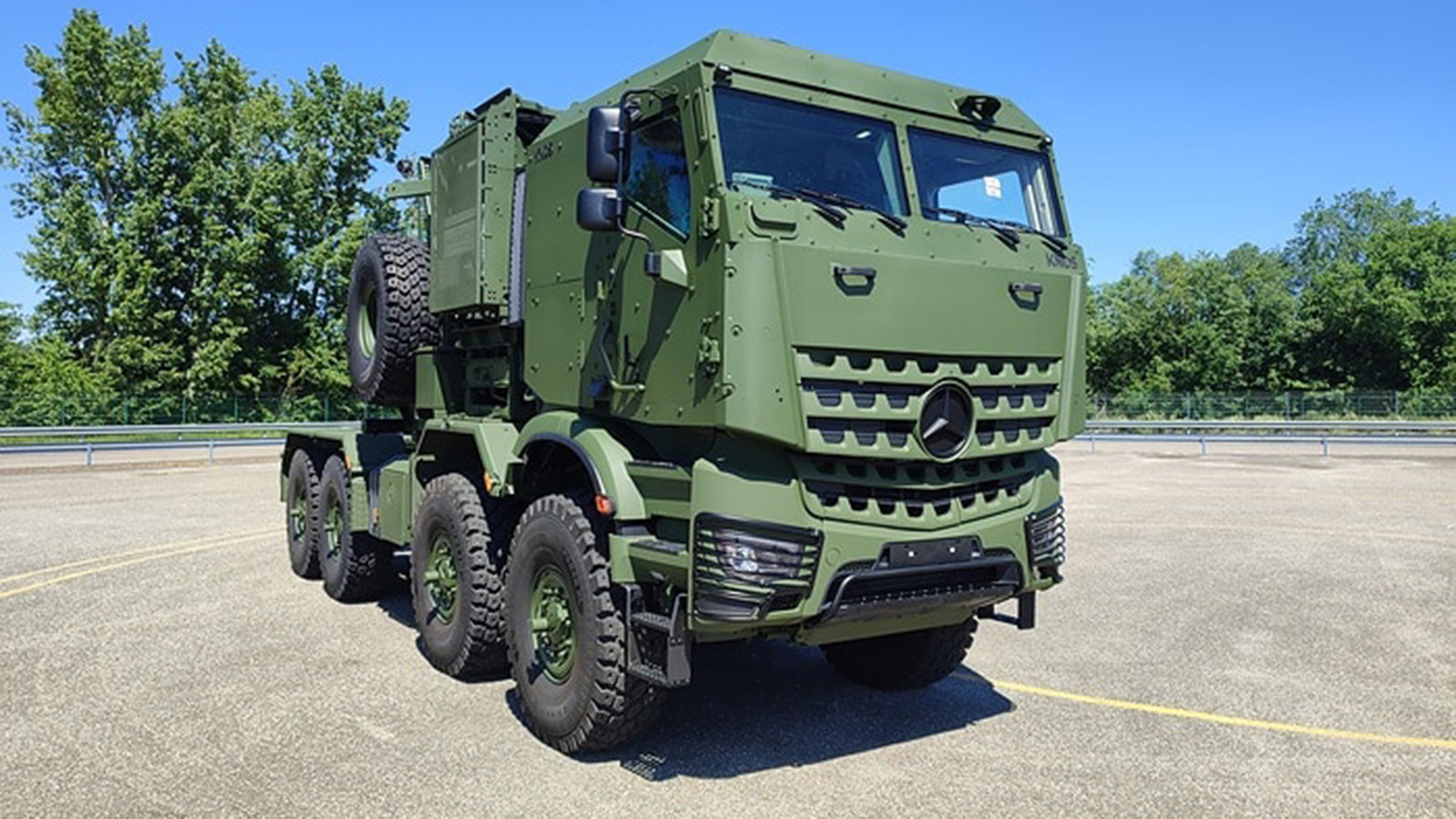 Το Arocs 4463AK 8x8/4 παρουσιάζεται ως βαρύς τράκτορας για μεταφορές και αποστολές υποστήριξης. 