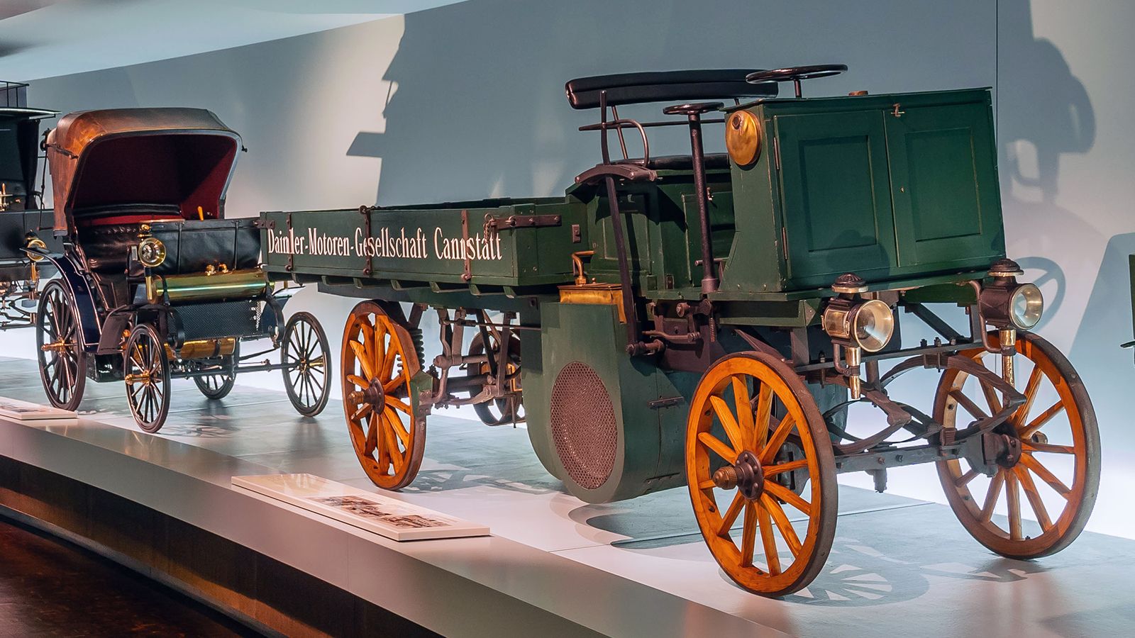 Αν και είναι μόλις δύο χρόνια νεότερο από το πρώτο φορτηγό, που παραδόθηκε το 1896, η τεχνολογία του έχει ήδη αναπτυχθεί σημαντικά.