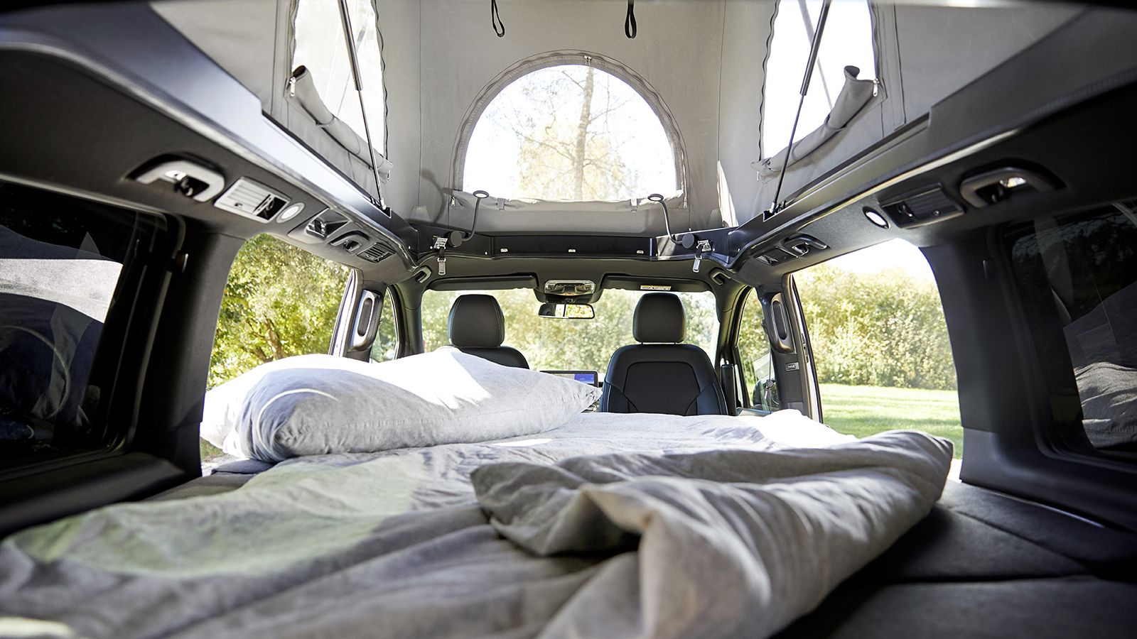 Το eCamper διαθέτει μια «pop-up» οροφή, ένα κρεβάτι στο πίσω μέρος του και μία μικρή κουζίνα στον χώρο αποσκευών.