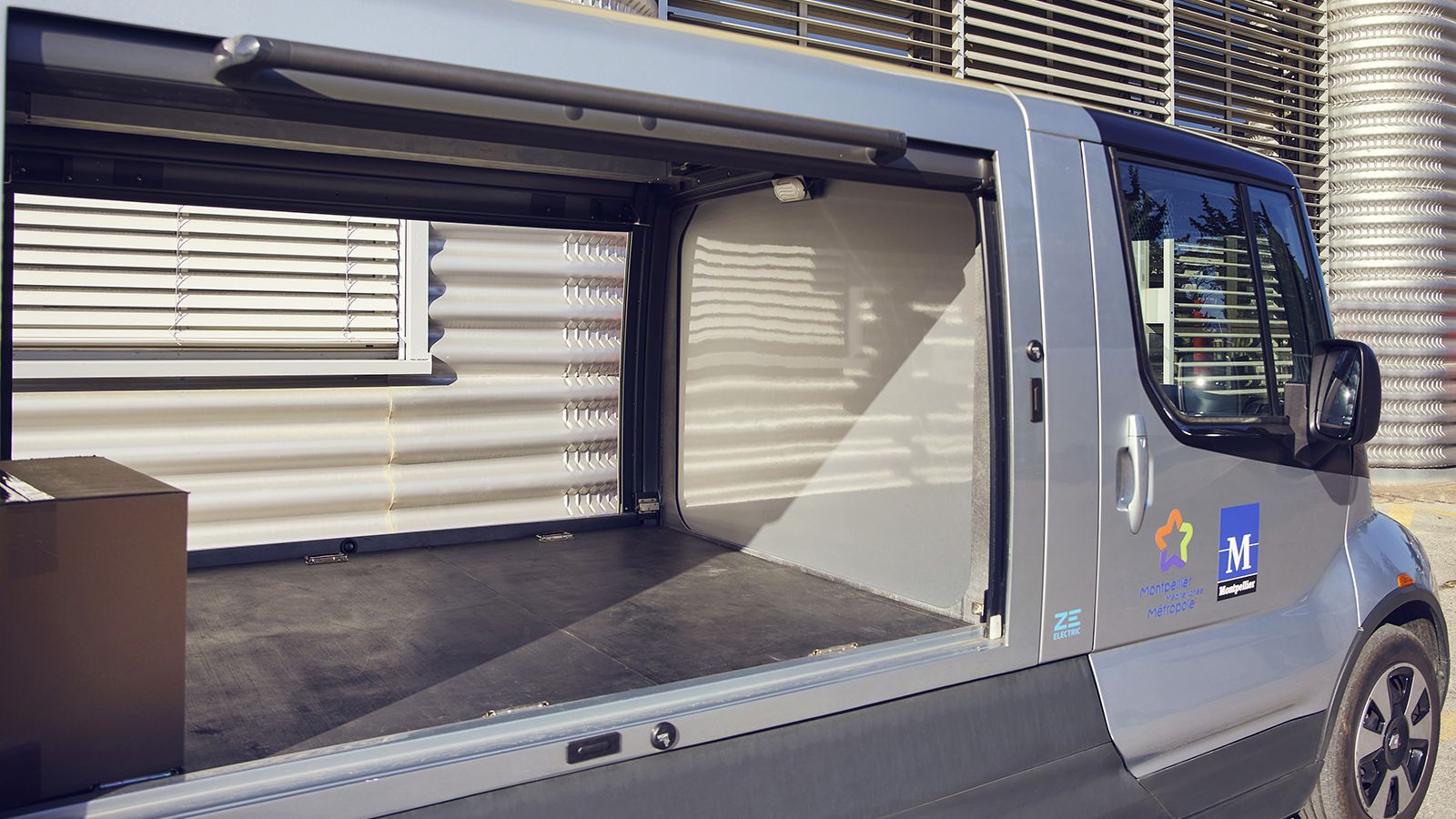 Οι πλευρικές πόρτες ανοίγουν σχεδόν στο σύνολο του πλάτους του χώρου φόρτωσης, ο οποίος έχει όγκο 3 κ.μ. και μπορεί να δεχθεί βάρος 300 κιλών.