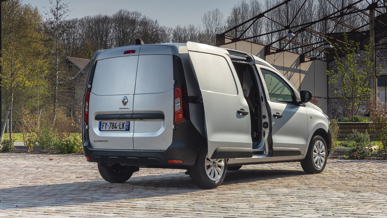 Το μέγιστο ωφέλιμο φορτίο του νέου Renault Express είναι της τάξης των 685 κιλών.