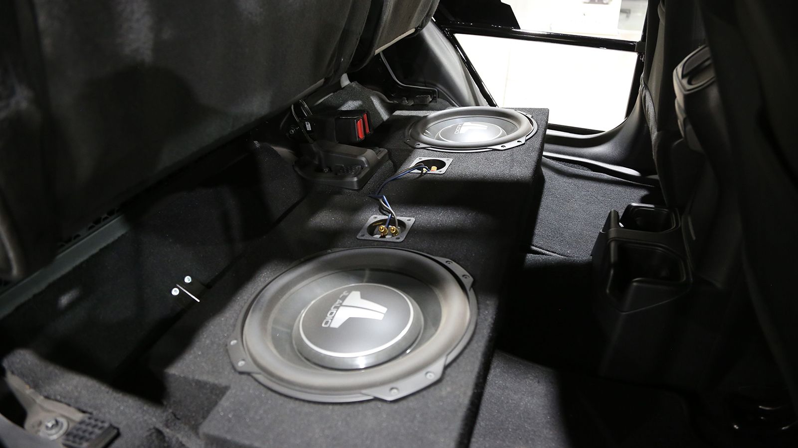 Το custom ηχοσύστημα με τα δύο subwoofer της JL Audio.