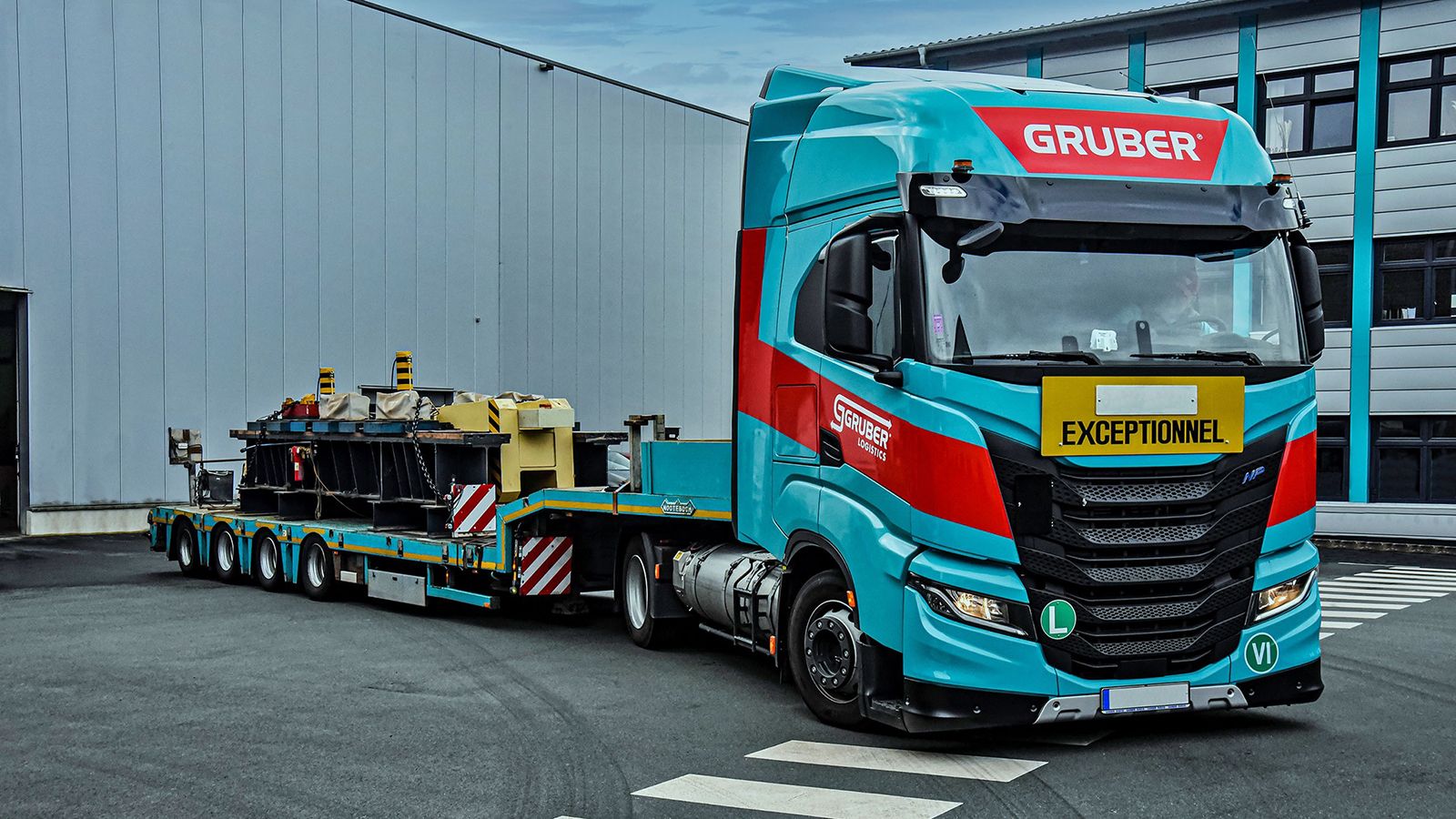 Iveco και Gruber Logistics στις ειδικές μεταφορές με ένα S-WAY που λειτουργεί με φυσικό αέριο (LNG) και εμφανίζει βάρος συρμού 50 τόνων.