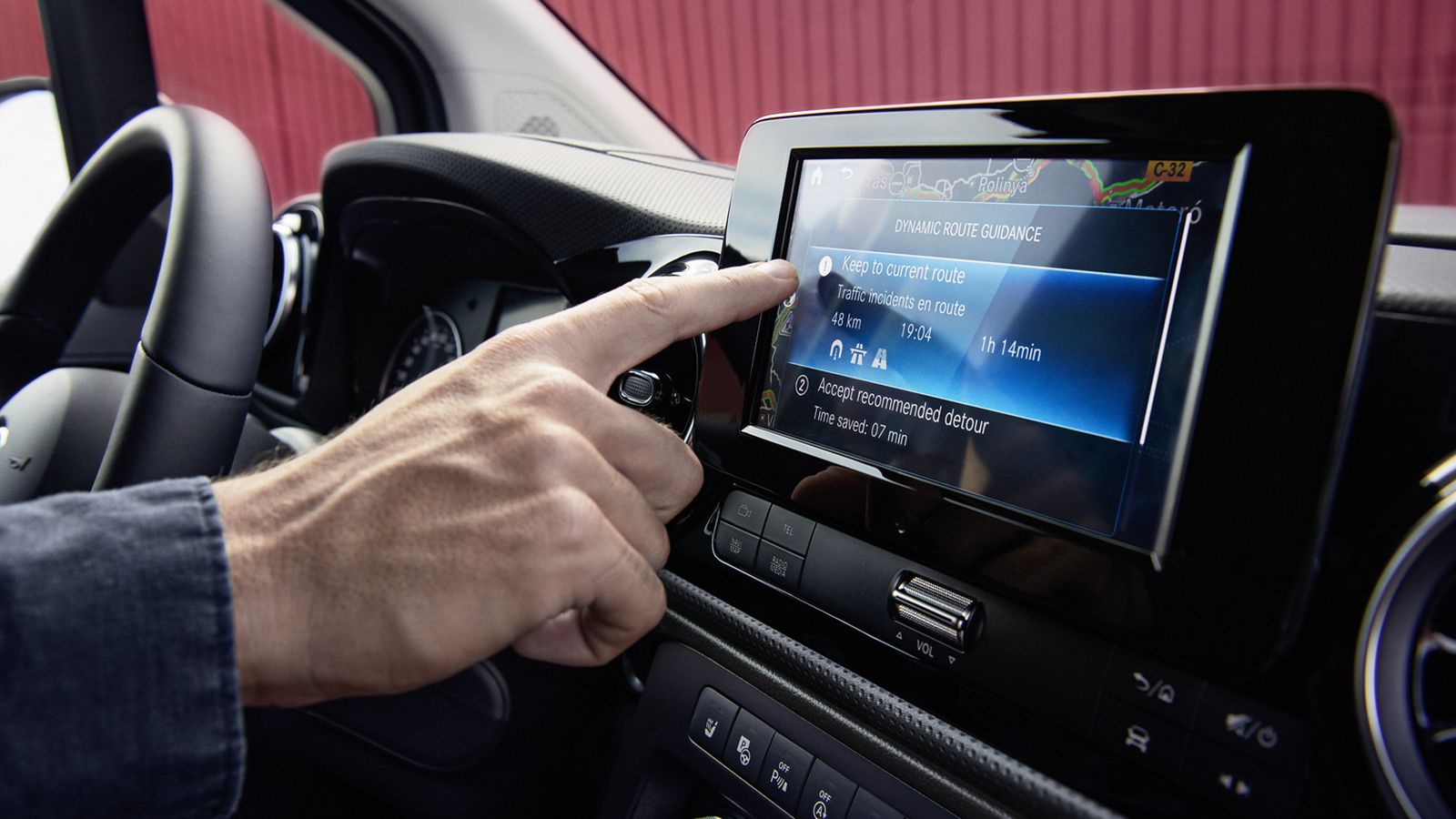 Πιο εύκολη κάνουν τη ζωή του οδηγού το πλήθος τεχνολογικών εφαρμογών συνδεσιμότητας, με προεξάρχον το σύστημα infotainment MBUX (Mercedes Benz User Experience) που προσφέρει διαισθητικό χειρισμό.
