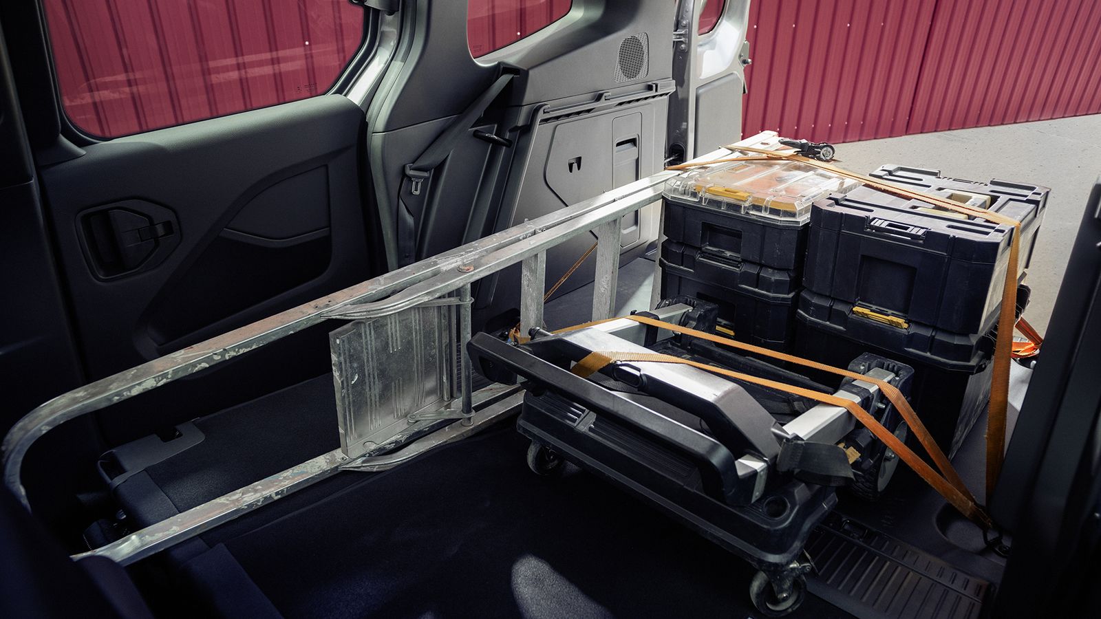 Ο χώρος φόρτωσης είναι εύκολα προσβάσιμος και από το πίσω μέρος, καθώς το κατώφλι φόρτωσης του Van βρίσκεται σε ύψος 59 cm.