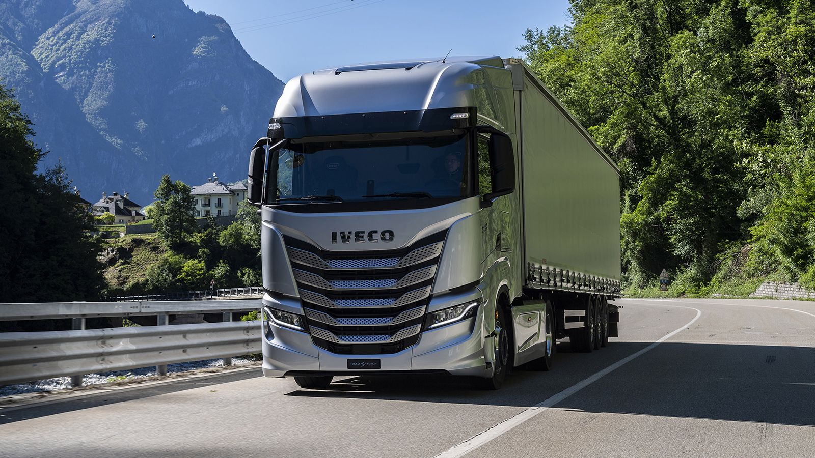 Tο φορτηγό μεγάλων αποστάσεων υπόσχεται περιορισμό της κατανάλωσής του έως και κατά 3%, χάρη στη νέα γκάμα κινητήρων που πληρούν τα αντιρρυπαντικά πρότυπα Euro VI/E και οι οποίοι φέρουν έγκριση για να