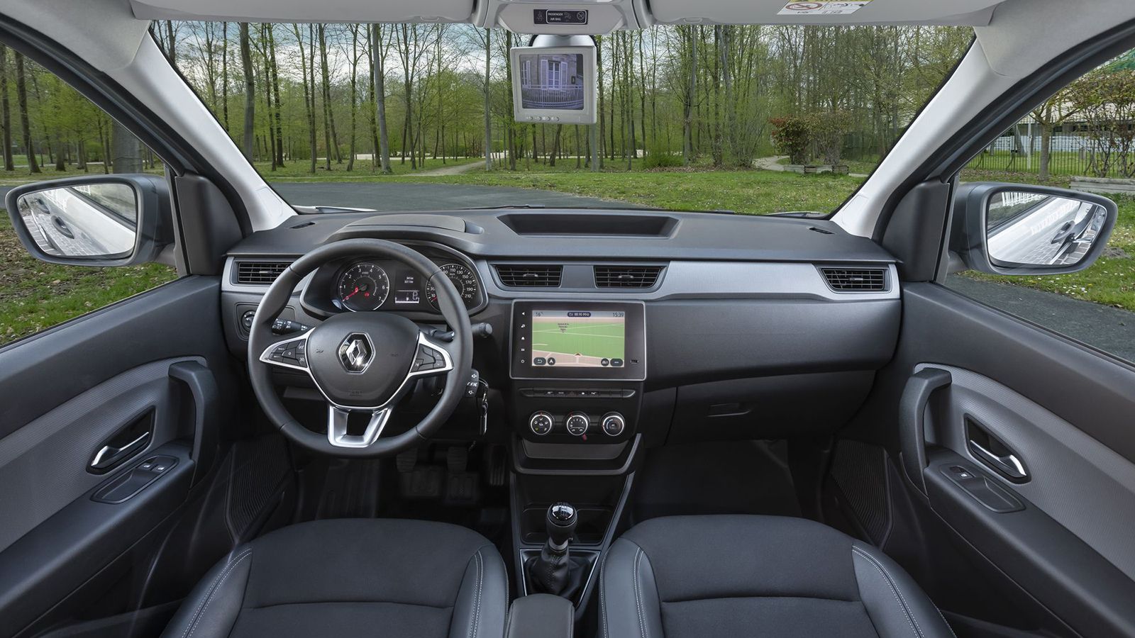 Όμορφο, πλούσια εξοπλισμένο και λειτουργικό το σαλόνι, όπου κυριαρχεί το σύστημα πολυμέσων, Renault EASY LINK, με την οθόνη αφής των 8 ιντσών.