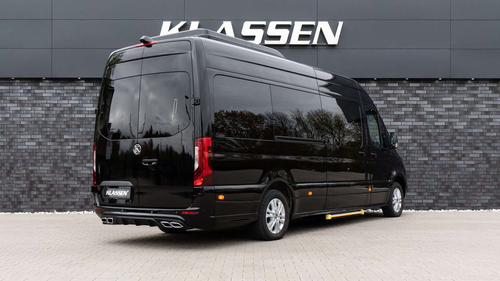 To Klassen Van στηρίζεται στο Sprinter 319 και φέρει τον 3λιτρο diesel κινητήρα των 190 ίππων της Mercedes-Benz.