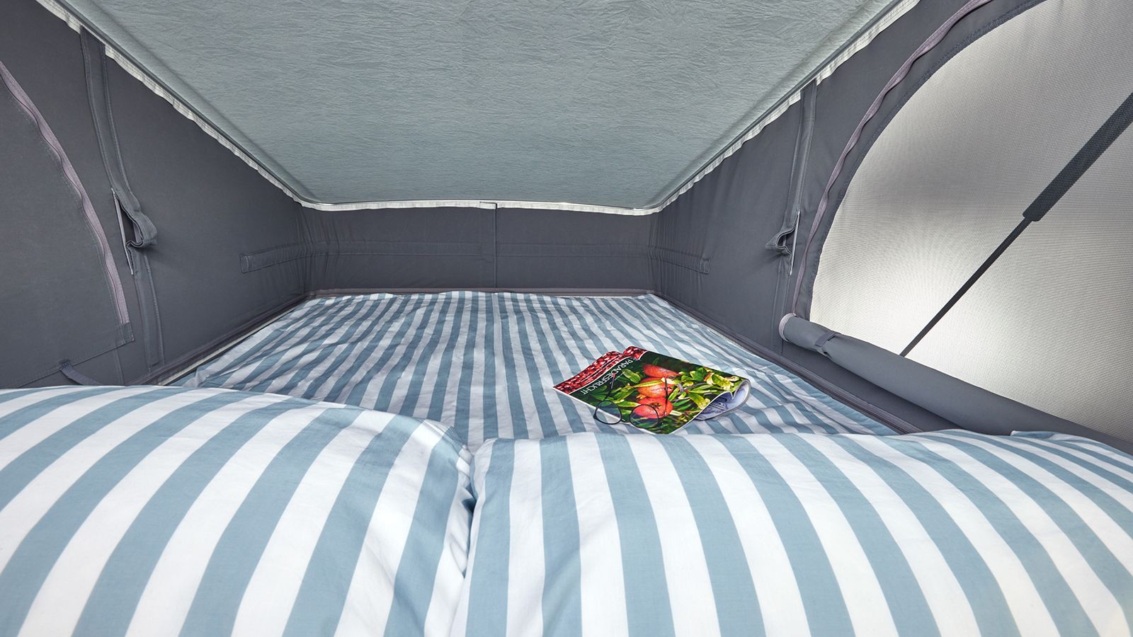 Το κρεβάτι της pop-up οροφής που ανοίγει πλήρως, ώστε να προσφέρεται ανεμπόδιστη θέα στον νυχτερινό ουρανό.