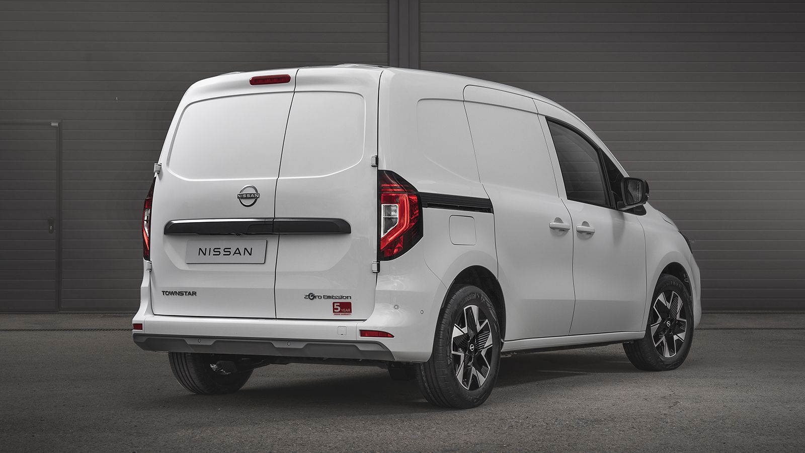 Δύο ευρωπαλέτες θα μπορεί να μεταφέρει το ηλεκτρικό Nissan Townstar στον χώρο φόρτωσης των 3,9 κ.μ. Το μέγιστο ωφέλιμο φορτίο ορίζεται στα 800 κιλά.