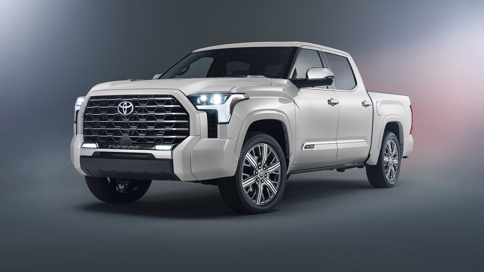 Το ολοκαίνουργιο Tundra Capstone τοποθετείται στην κορυφή της γκάμας του νέου αμερικάνικου Pick-Up της Toyota.
