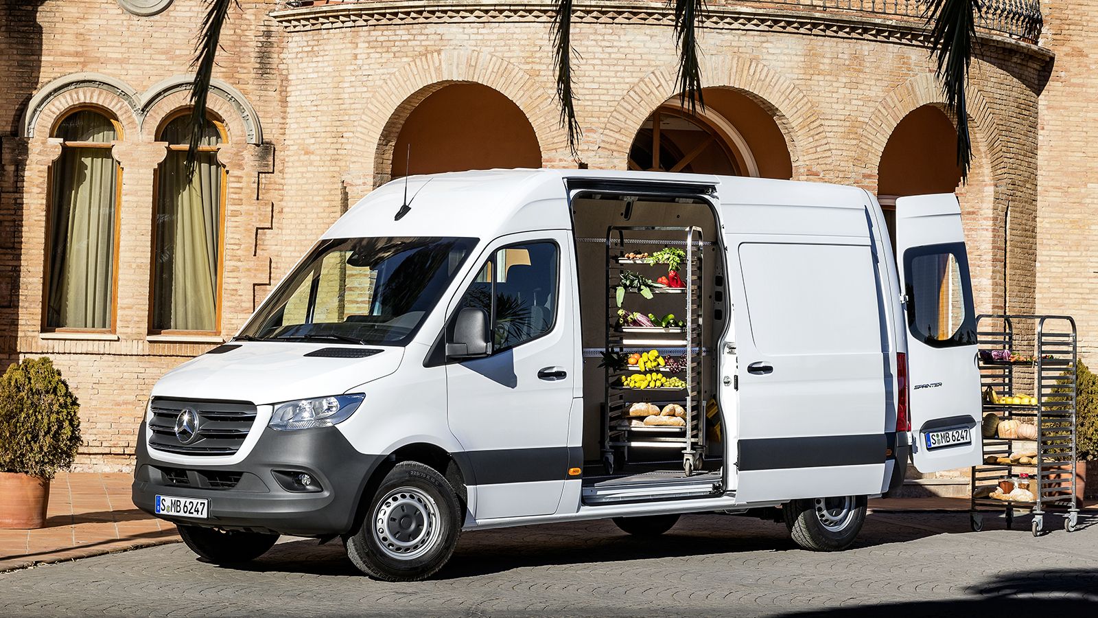 Ο χώρος φόρτωσης του Sprinter Van Compact των 5.267 χλστ., έχει όγκο 7,8 κ.μ. και μέγιστη επιφάνεια λίγο πάνω από τα 4,3 τ.μ.