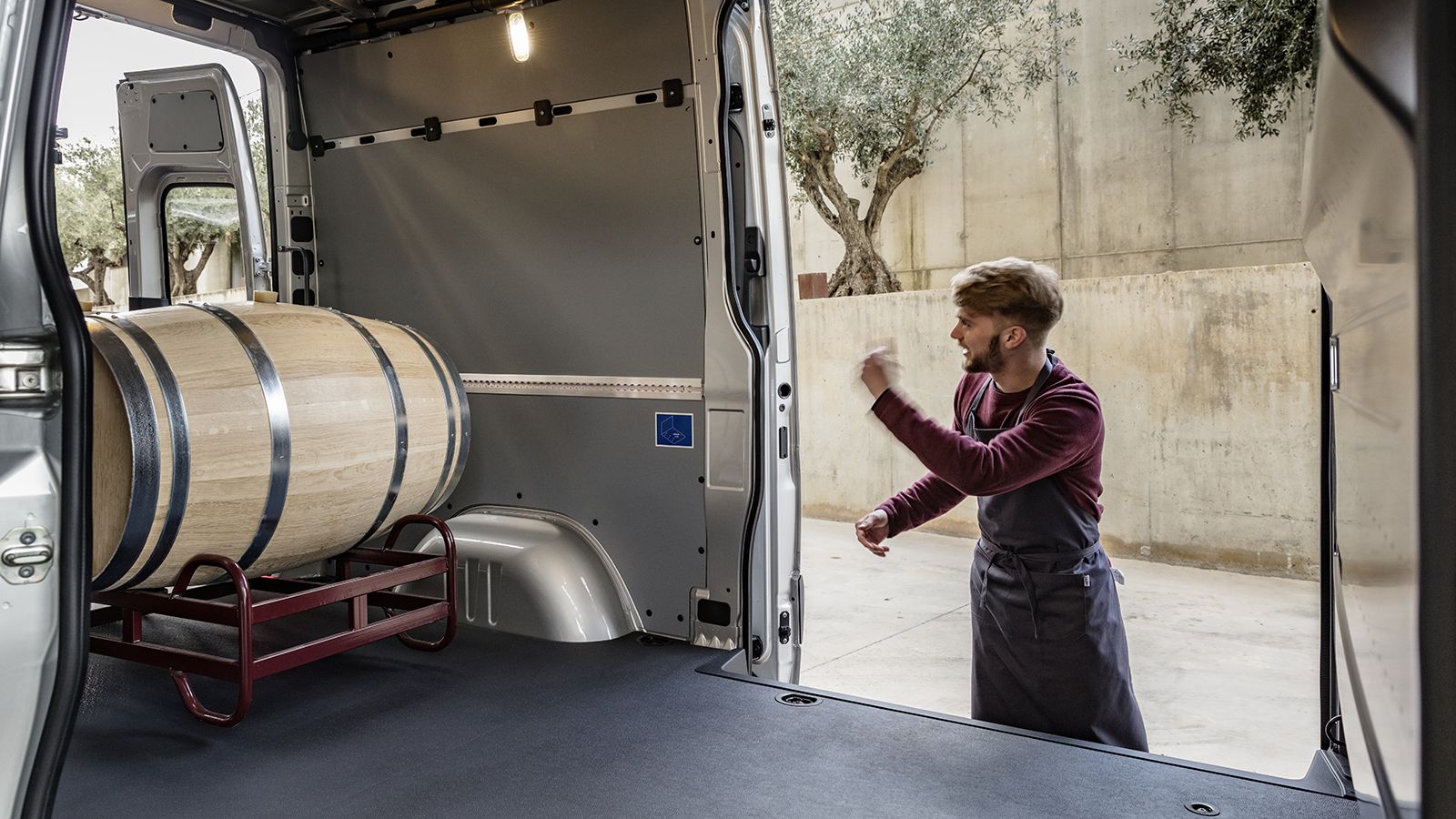 Ο χώρος φόρτωσης του Sprinter Van Compact έχει μήκος από 2.607 έως 2.732 χλστ., ενώ το πλάτος είναι στα 1.787 χλστ. (1.412 χλστ. ανάμεσα από τους θόλους).