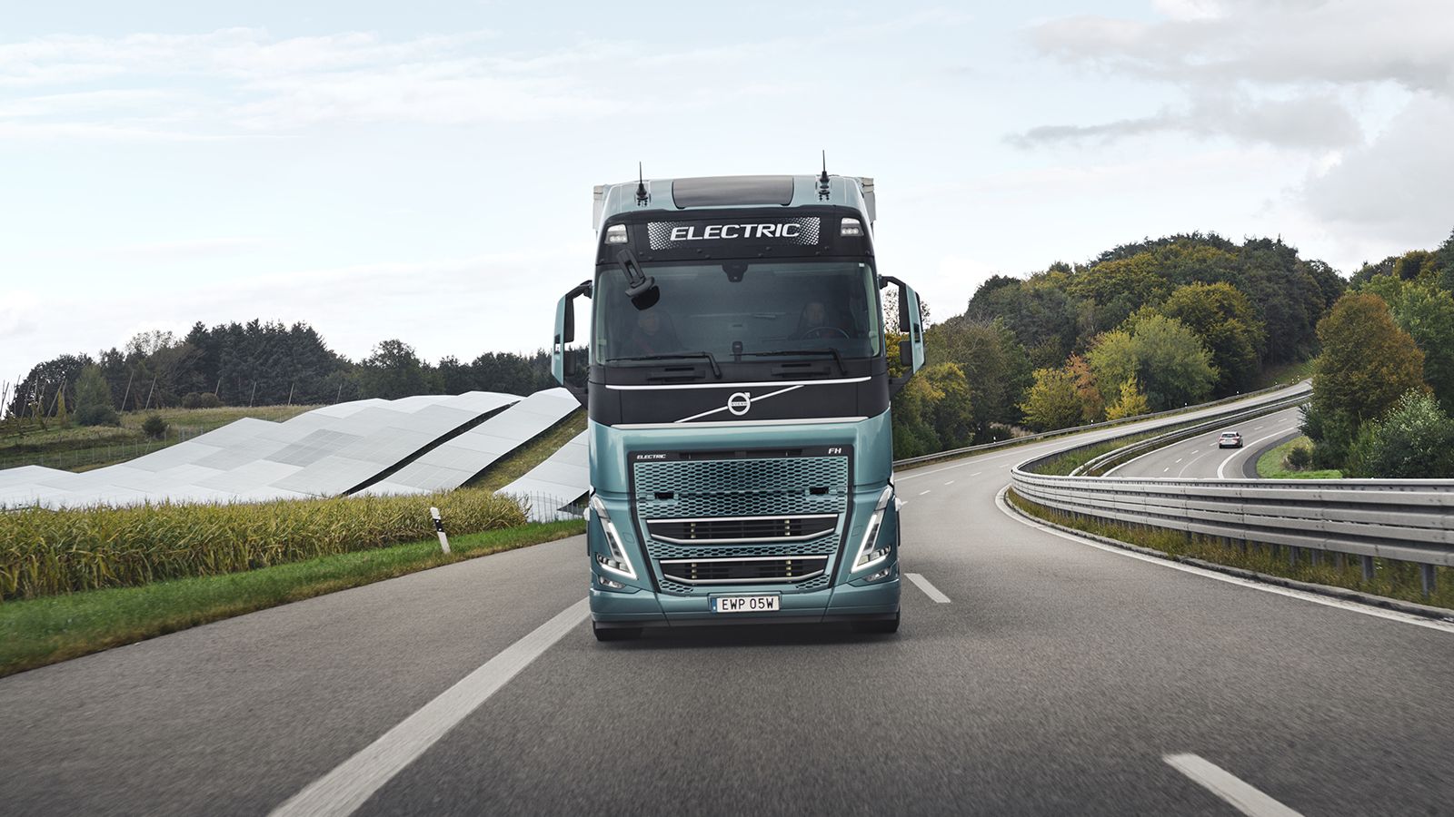 Το FH Electric εμφάνισε κατανάλωση 1,1 kWh/χλμ. και αυτονομία 345 χλμ. Σύμφωνα με τη Volvo, με μια στάση για σύντομη φόρτιση, μπορεί να διανύει ημερησίως 500 χλμ. 