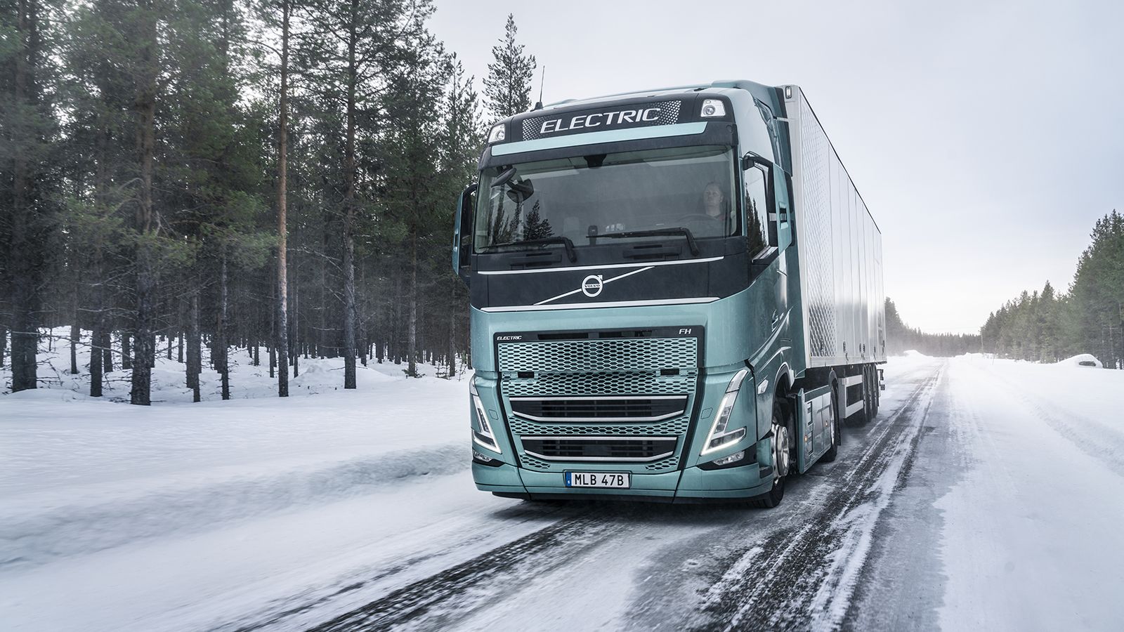 Αυξημένη σταθερότητα σε συνθήκες χαμηλής πρόσφυσης για τα ηλεκτρικά φορτηγά της Volvo, χάρη στο νέο σύστημα Active Grip Control.