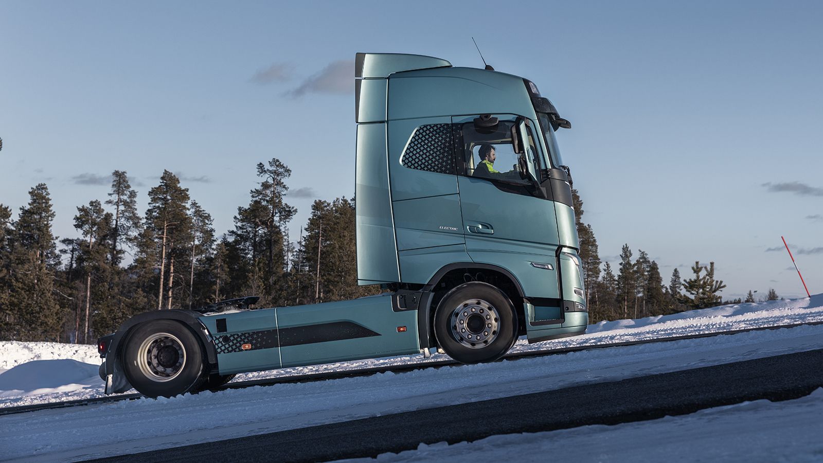 Σε δοκιμές αναδείχθηκε πως σε συνθήκες μειωμένης πρόσφυσης τα ηλεκτρικά φορτηγά της Volvo εμφάνισαν βελτίωση κατά 45% κατά την πλήρη επιτάχυνση.