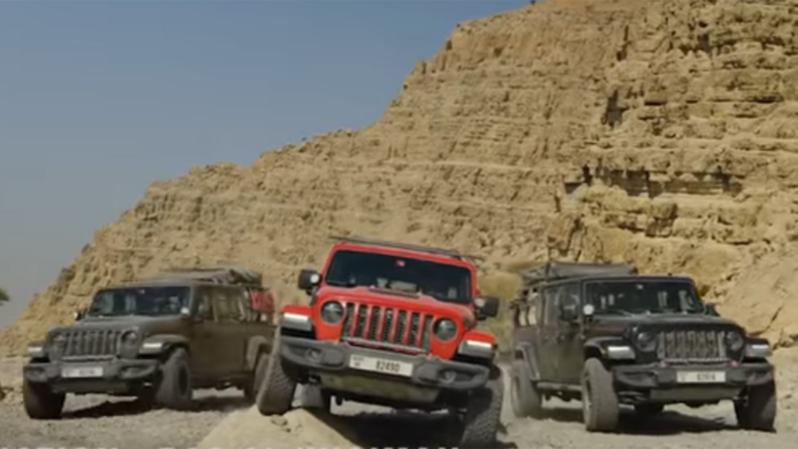 Το τρίο των αναβαθμισμένων Gladiator από την Jeep Performance Parts, είχε ως πλήρωμα ορισμένα από τα δυνατά ονόματα των extreme sports.