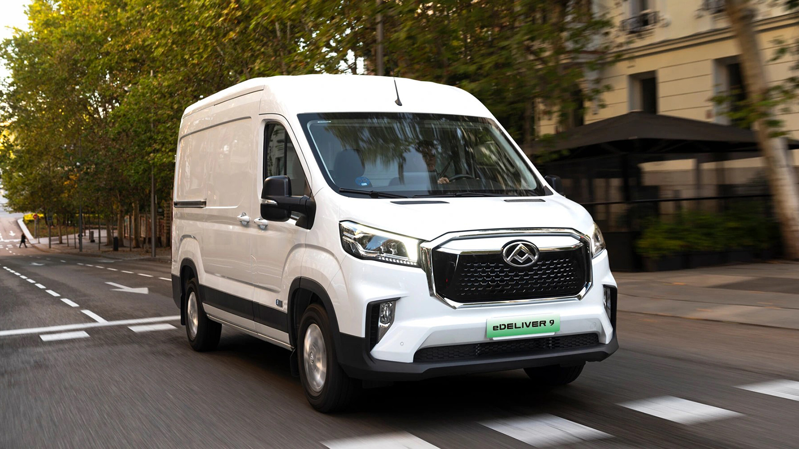 To Maxus Deliver 9 είναι διαθέσιμο τόσο ως πετρελαιοκίνητο όσο και ως αμιγώς ηλεκτρικό και στην ελληνική αγορά. To Maxus Deliver 9 είναι διαθέσιμο τόσο ως πετρελαιοκίνητο όσο και ως αμιγώς ηλεκτρικό και στην ελληνική αγορά.