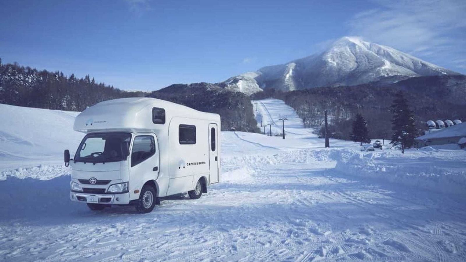 Το Hoshino Resort Alz Bandai χρησιμοποιεί το όχημα για να προωθήσει το πρόγραμμα ενοικίασης τροχόσπιτων για άτομα που θέλουν μια πιο υπαίθρια εμπειρία κατά τη διάρκεια του ταξιδιού τους για σκι.
