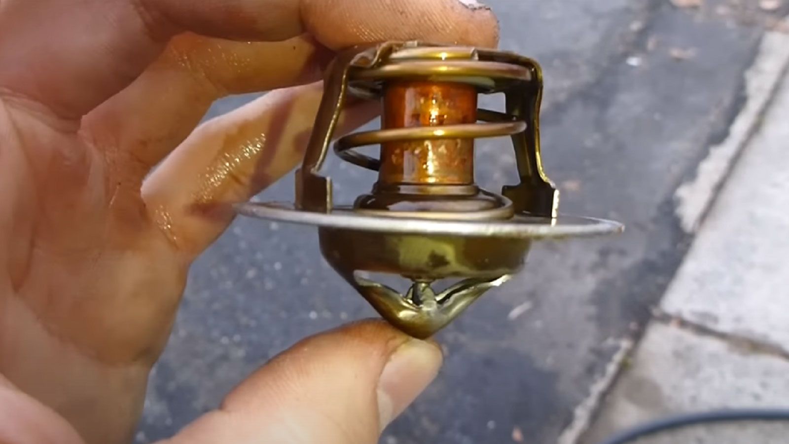 Οι –παλαιού τύπου- θερμοστάτες ήταν διαθέσιμοι σε πιο παλιά οχήματα, λόγω της απλής κατασκευής και του χαμηλού κόστους. Όταν χαλούσαν όμως υπήρχε κίνδυνος να «κολλήσουν» στην κλειστή θέση, υπερθερμαίνοντας τον κινητήρα. Οι –παλαιού τύπου- θερμοστάτες ήταν διαθέσιμοι σε πιο παλιά οχήματα, λόγω της απλής κατασκευής και του χαμηλού κόστους. Όταν χαλούσαν όμως υπήρχε κίνδυνος να «κολλήσουν» στην κλειστή θέση, υπερθερμαίνοντας τον κινητήρα.