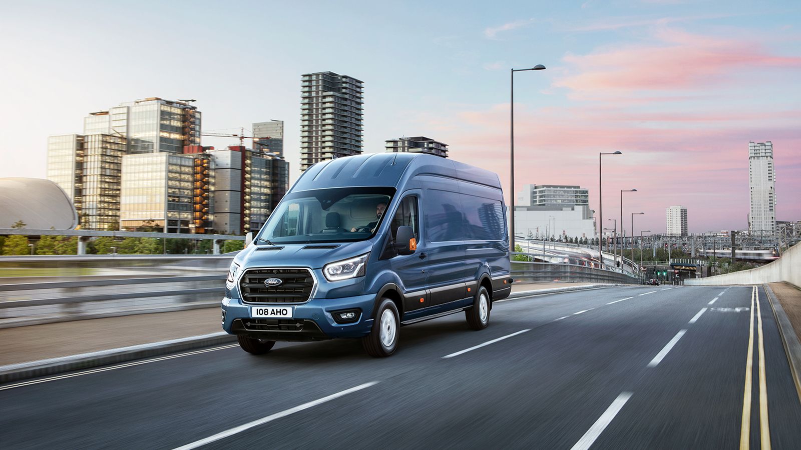 Μια από τις κορυφαίες προτάσεις της πανευρωπαϊκής αγοράς στην κατηγορία των Μεγάλων Vans είναι αυτήν τη στιγμή το νέο Ford Transit. 