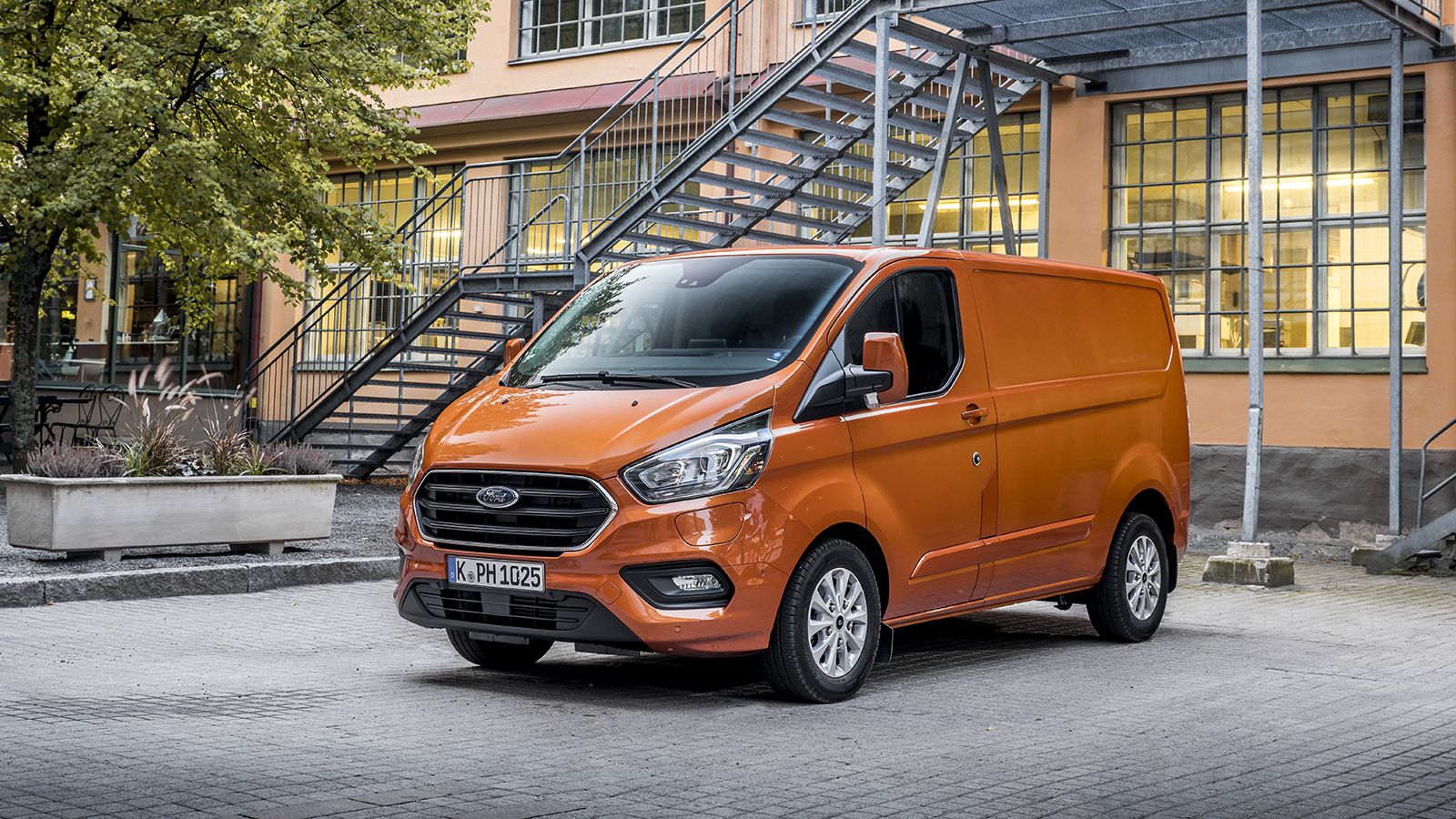 To Ford Transit Custom αποτελεί μια από τις πιο προηγμένες τεχνολογικά και αποδοτικές επιλογές στα Μεσαία Vans της ελληνικής αγοράς. 