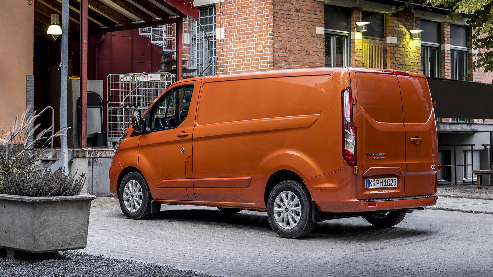 Το Ford Transit Custom είναι διαθέσιμο με μεικτό από 2,6 – 3,4t. και μπορεί να υποστηρίξει βάρος έως και 1,5t. περίπου.