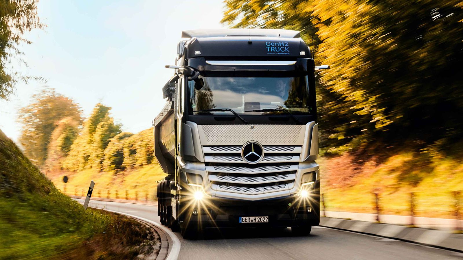Πάνω από 1.000 χιλιόμετρα αυτονομίας θα εμφανίζουν τα φορτηγά κυψελών καυσίμου της Mercedes-Benz, η μαζική παραγωγή των οποίων προγραμματίζεται να εκκινήσει το 2027.
