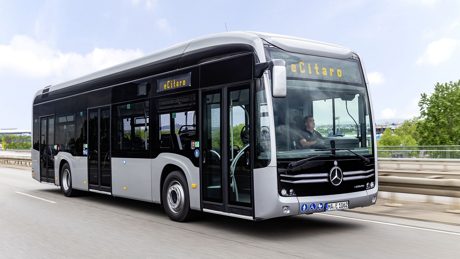 Η παραγωγή του Mercedes-Benz eCitaro έχει ξεκινήσει από το 2018 και συνεχώς πληθαίνουν οι πόλεις που βγάζουν το ηλεκτρικό λεωφορείο στους δρόμους τους.