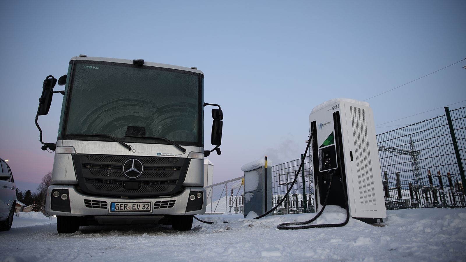 Σε θερμοκρασίες έως και -25οC, οι μηχανικοί της Mercedes-Benz δοκιμάζουν την απόδοση των μπαταριών και των ηλεκτρικών κινητήρων, αλλά και η συμβατότητά του με διάφορους σταθμούς φόρτισης. 
