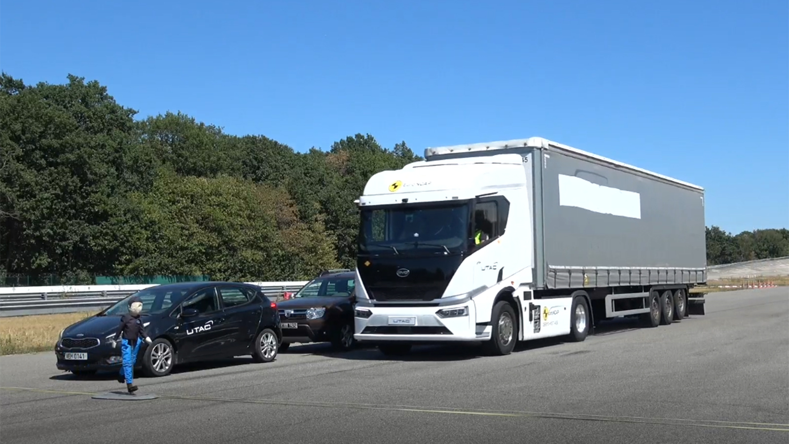 Το BYD ETT 44 κατά τις δοκιμές ενεργητικής ασφάλειας του Euro NCAP, όπου σημείωσε 73% στην Αποφυγή Συγκρούσεων.