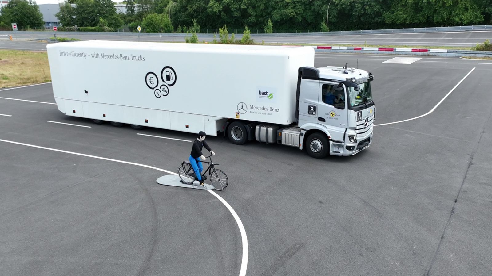 Το Mercedes-Benz Actros F κέρδισε πέμπτο αστέρι, χάρη και στις βελτιώσεις προστασίας ποδηλατών κατά τη στροφή και αποτροπής συγκρούσεων εκτός λωρίδας. Το Mercedes-Benz Actros F κέρδισε πέμπτο αστέρι, χάρη και στις βελτιώσεις προστασίας ποδηλατών κατά τη στροφή και αποτροπής συγκρούσεων εκτός λωρίδας.