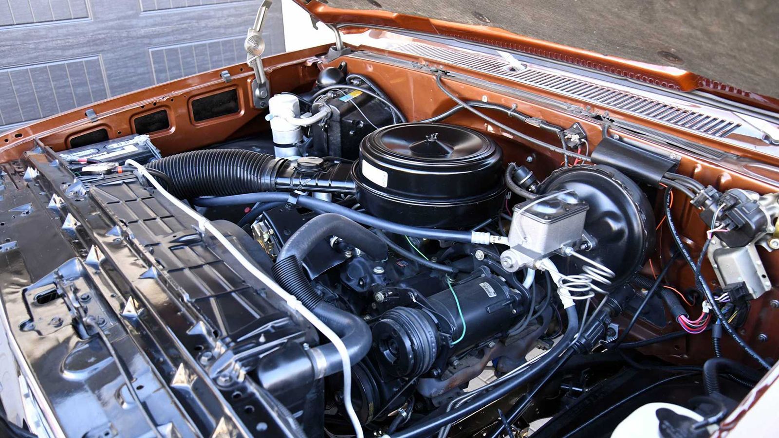 O ανακατασκευασμένος V8 κινητήρας των 5,7 λίτρων, ο οποίος διαθέτει 4 καρμπυρατέρ και συνεργάζεται με το αυτόματο κιβώτιο GM TH400 των 3 ταχυτήτων.