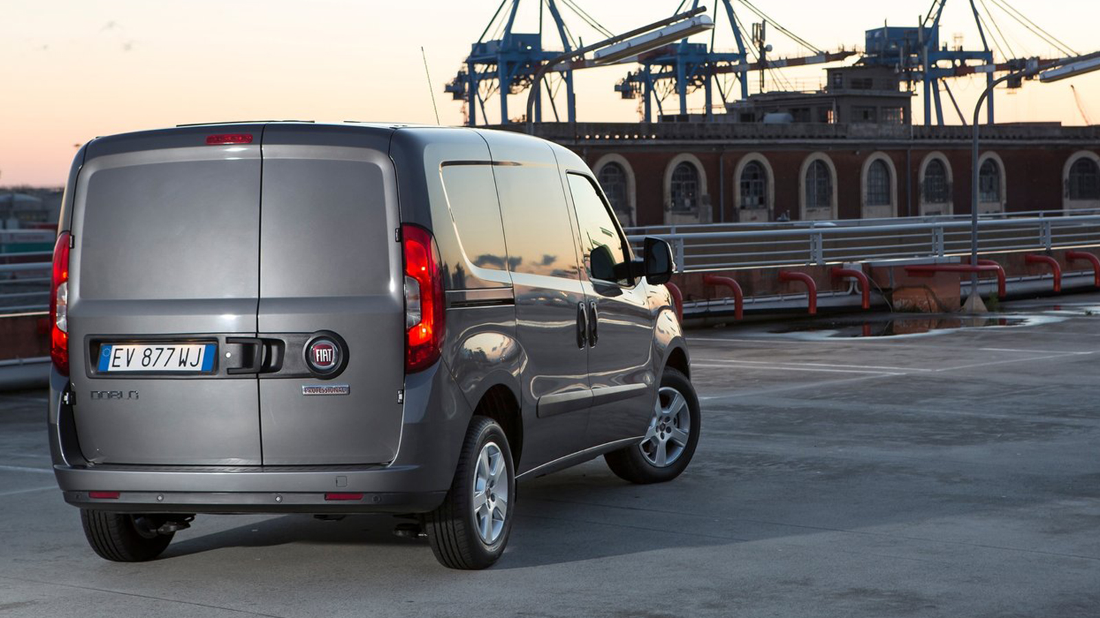 Η προηγούμενη γενιά του Fiat Doblo προσφέρονταν σε εκδόσεις με δύο μήκη και δύο ύψη αμαξώματος καθώς και με ανοικτή καρότσα. Η προηγούμενη γενιά του Fiat Doblo προσφέρονταν σε εκδόσεις με δύο μήκη και δύο ύψη αμαξώματος καθώς και με ανοικτή καρότσα.