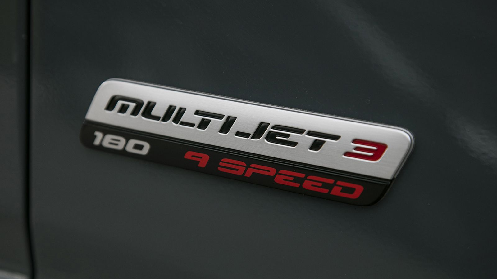 Ο νέος MultiJet 3 πετρελαιοκινητήρας είναι διαθέσιμος σε εκδόσεις με ισχύ από 120 – 180 ίππους και μέγιστη ροπή έως 450 Nm ενώ προσφέρει μειωμένη κατά 7% κατανάλωση σε σχέση με τον προκάτοχο του