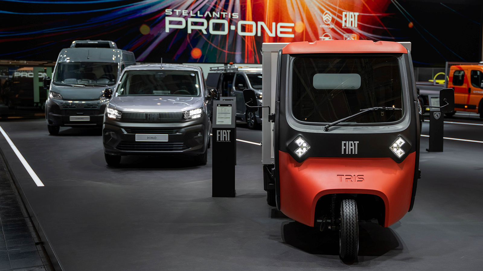 Το νέο Tris πλαισιώνεται από τα Doblo και Ducato στο περίπτερο της Fiat Professional στην IAA Transportation 2026. Το νέο Tris πλαισιώνεται από τα Doblo και Ducato στο περίπτερο της Fiat Professional στην IAA Transportation 2026.
