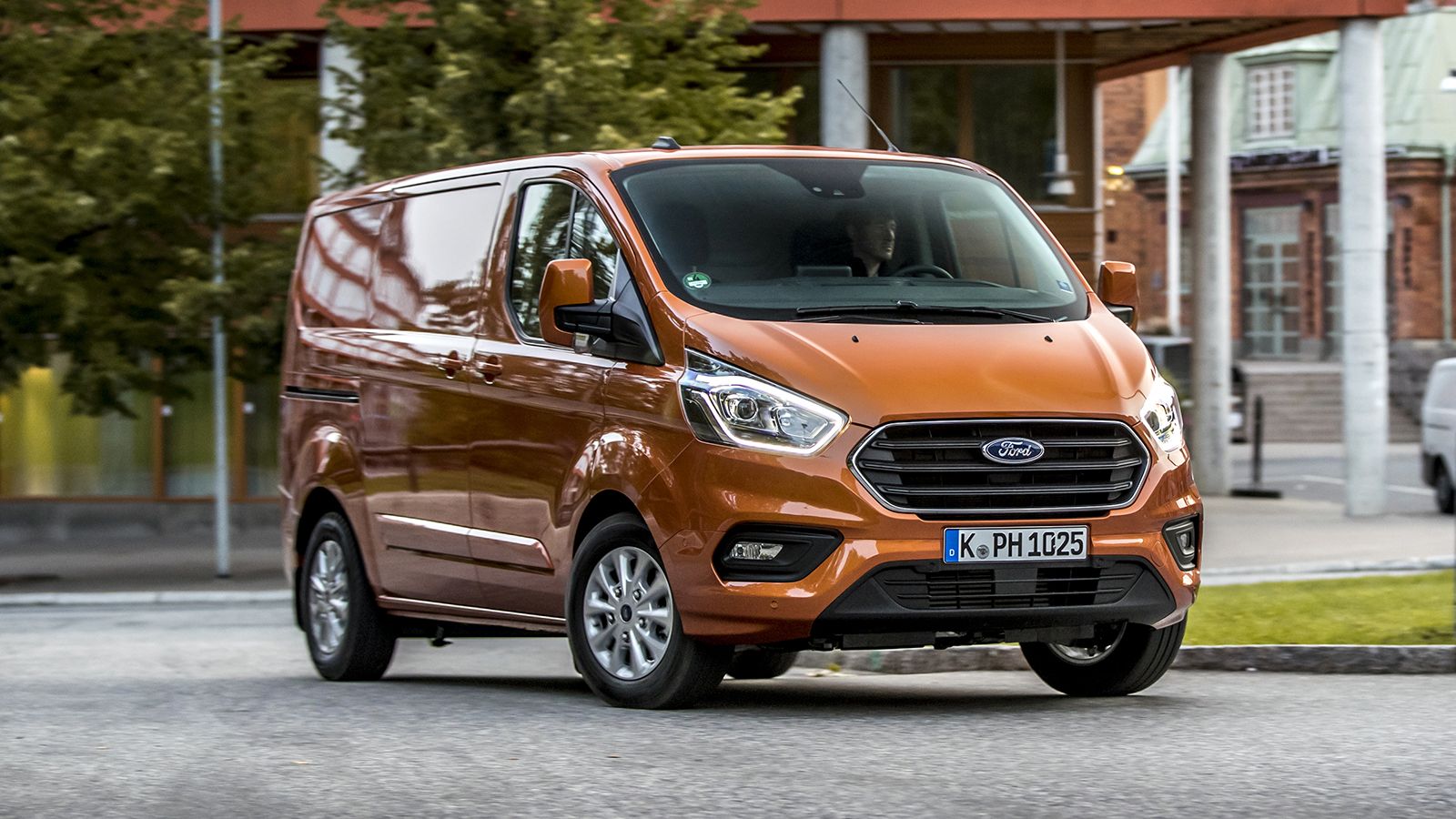 Το Ford Transit Custom PHEV είναι ένα υβριδικό Van που φορτίζει τις μπαταρίες του στην πρίζα (plug-in-hybrid).