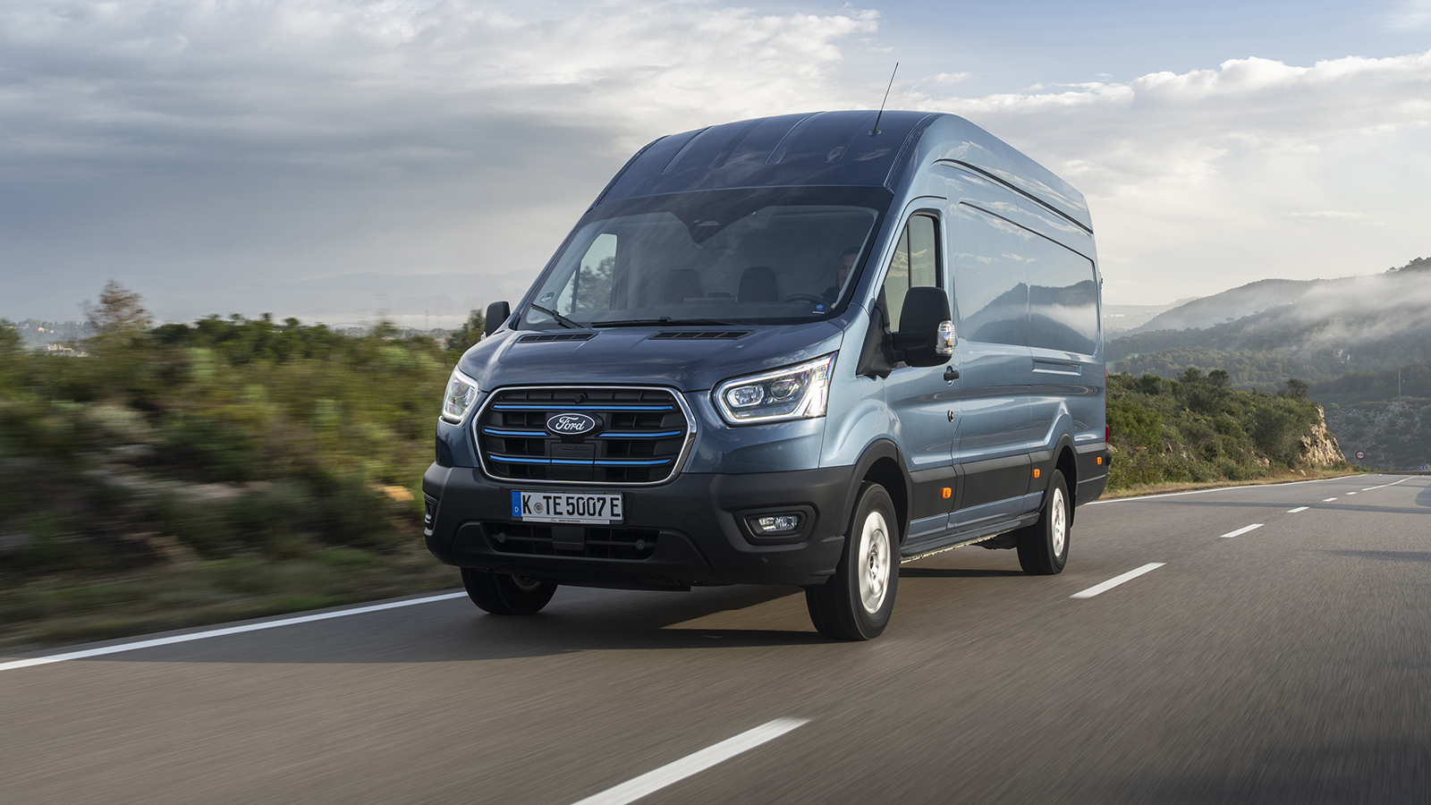 Το Ford E-Transit με τη νέα μπαταρία ωφέλιμης χωρητικότητας 96 kWh προσφέρει αυτονομία έως 431 χλμ. Το Ford E-Transit με τη νέα μπαταρία ωφέλιμης χωρητικότητας 96 kWh προσφέρει αυτονομία έως 431 χλμ.