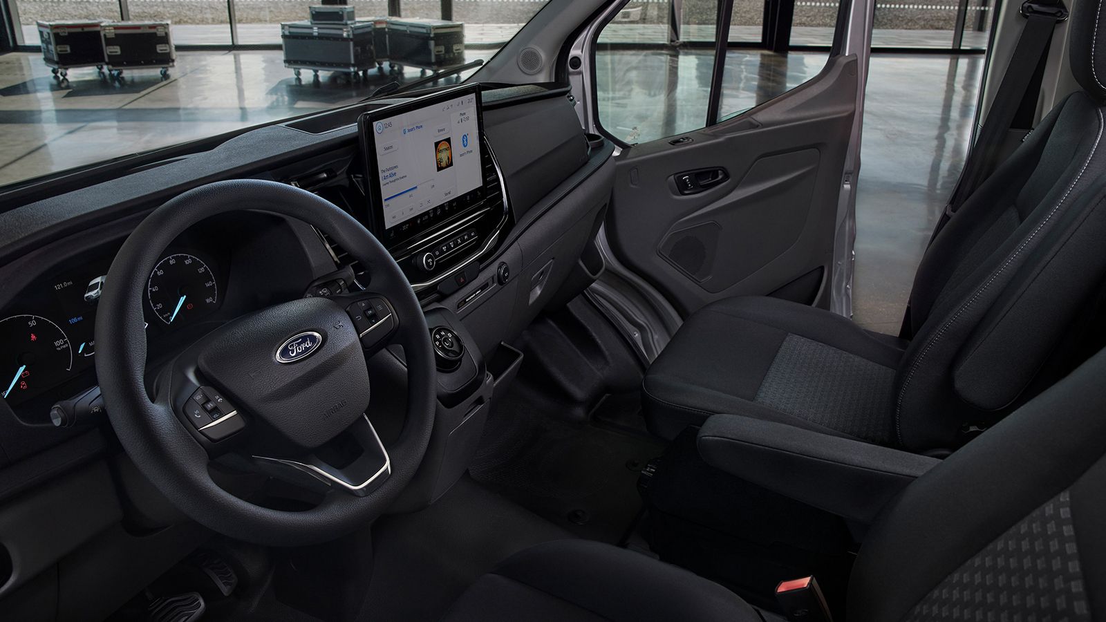 Η ευρύχωρη καμπίνα του Ford  E-Transit περιλαμβάνει μεταξύ άλλων θερμαινόμενα καθίσματα για οδηγό και συνοδηγό. 