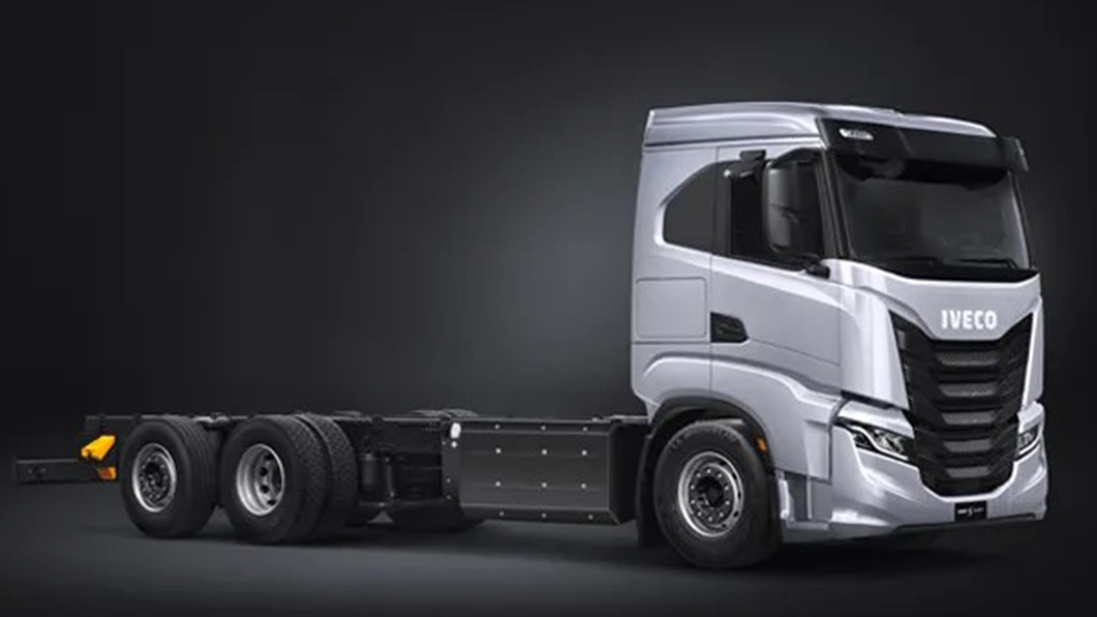 Η Iveco αναλαμβάνει τη συνολική εξέλιξη, την ενσωμάτωση των συστημάτων και την επικύρωση του νέου φορτηγού. Η Iveco αναλαμβάνει τη συνολική εξέλιξη, την ενσωμάτωση των συστημάτων και την επικύρωση του νέου φορτηγού.