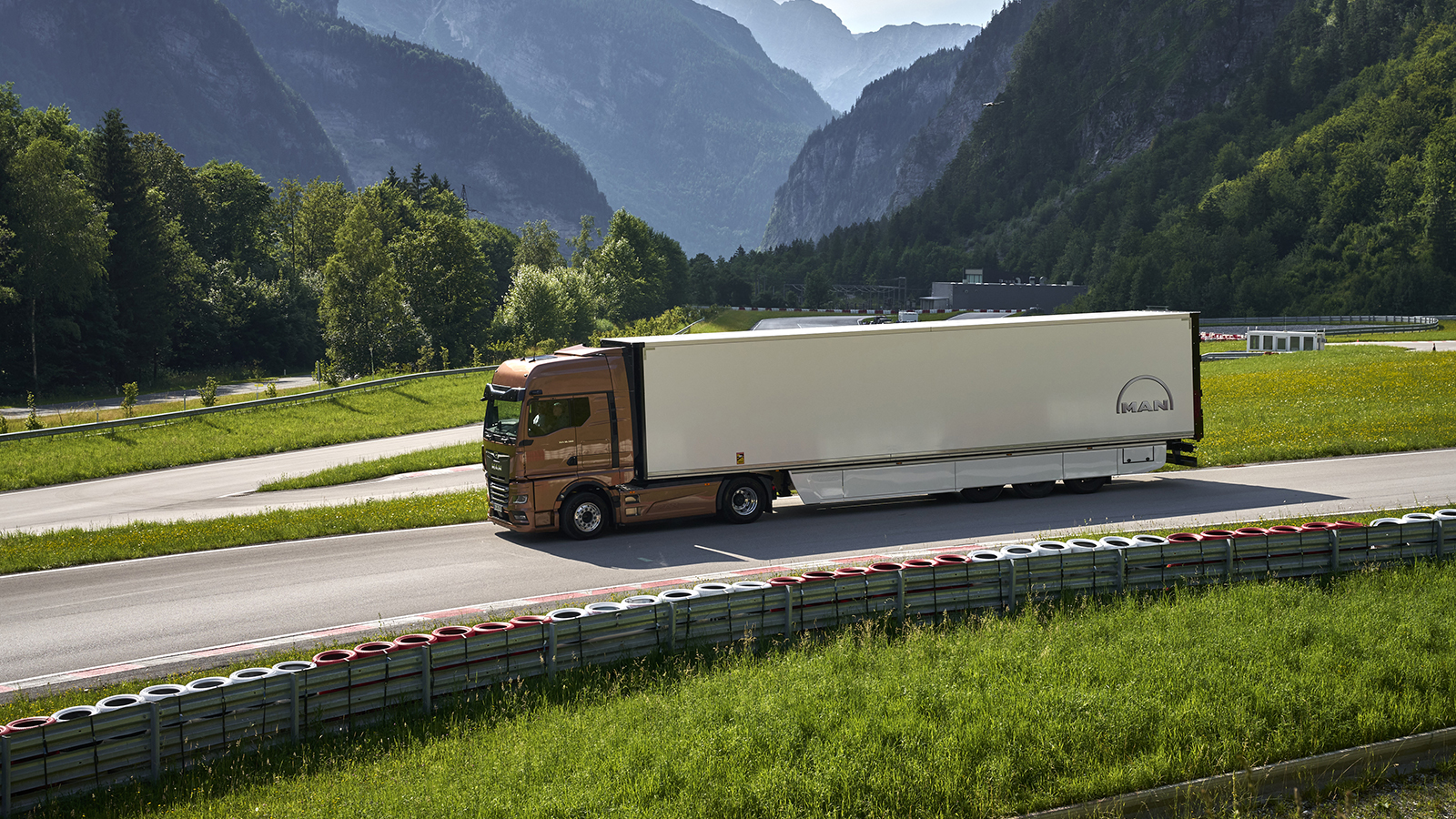 Η νέα γραμμή μετάδοσης της κίνησης D30 PowerLion διασφαλίζει σημαντική μείωση του Συνολικού Κόστους Ιδιοκτησίας των νέων φορτηγών της Kosmocar Trucks & Buses. 