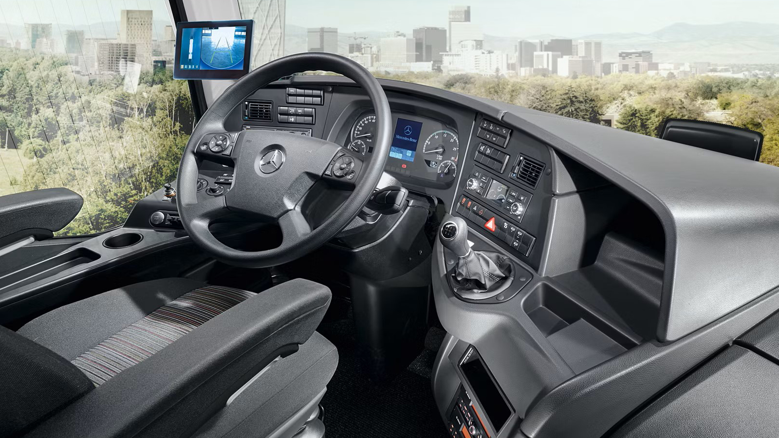 Ο οδηγός του Mercedes-Benz Tourismo έχει στη διάθεση του μια πληθώρα προηγμένων ηλεκτρονικών συστημάτων ασφάλειας (ADAS). 