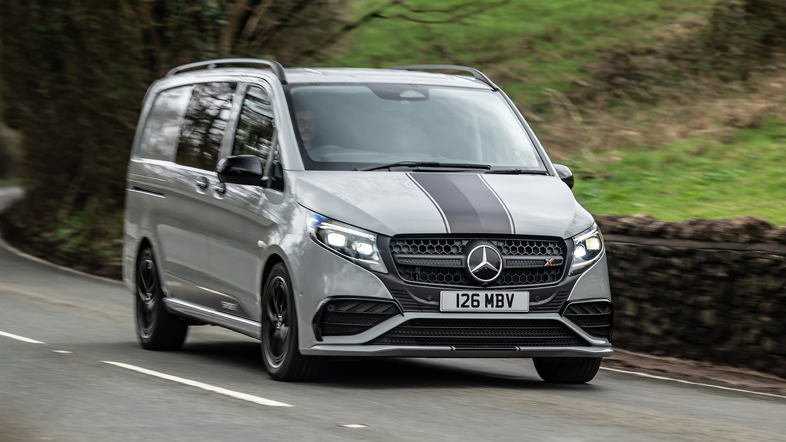 Το Mercedes-Benz Vito Sport-X διακρίνεται για τον ξεχωριστό εμπρός προφυλακτήρα, τα μαύρα διακοσμητικά και τις σπορ λωρίδες στο καπό. Το Mercedes-Benz Vito Sport-X διακρίνεται για τον ξεχωριστό εμπρός προφυλακτήρα, τα μαύρα διακοσμητικά και τις σπορ λωρίδες στο καπό.