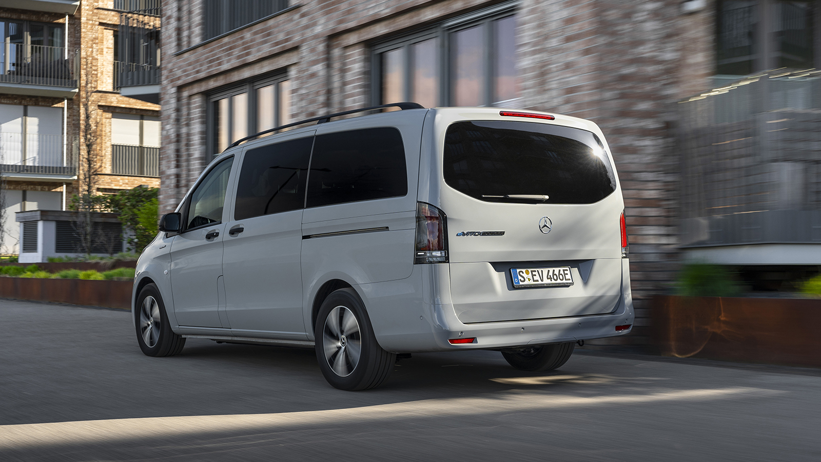 Αναλόγως της έκδοσης, το Mercedes-Benz Vito Tourer προσφέρεται ως ηλεκτρικό, πετρελαιοκίνητο ή ήπια υβριδικό με βενζινοκινητήρα και έως 231 άλογα! Αναλόγως της έκδοσης, το Mercedes-Benz Vito Tourer προσφέρεται ως ηλεκτρικό, πετρελαιοκίνητο ή ήπια υβριδικό με βενζινοκινητήρα και έως 231 άλογα!