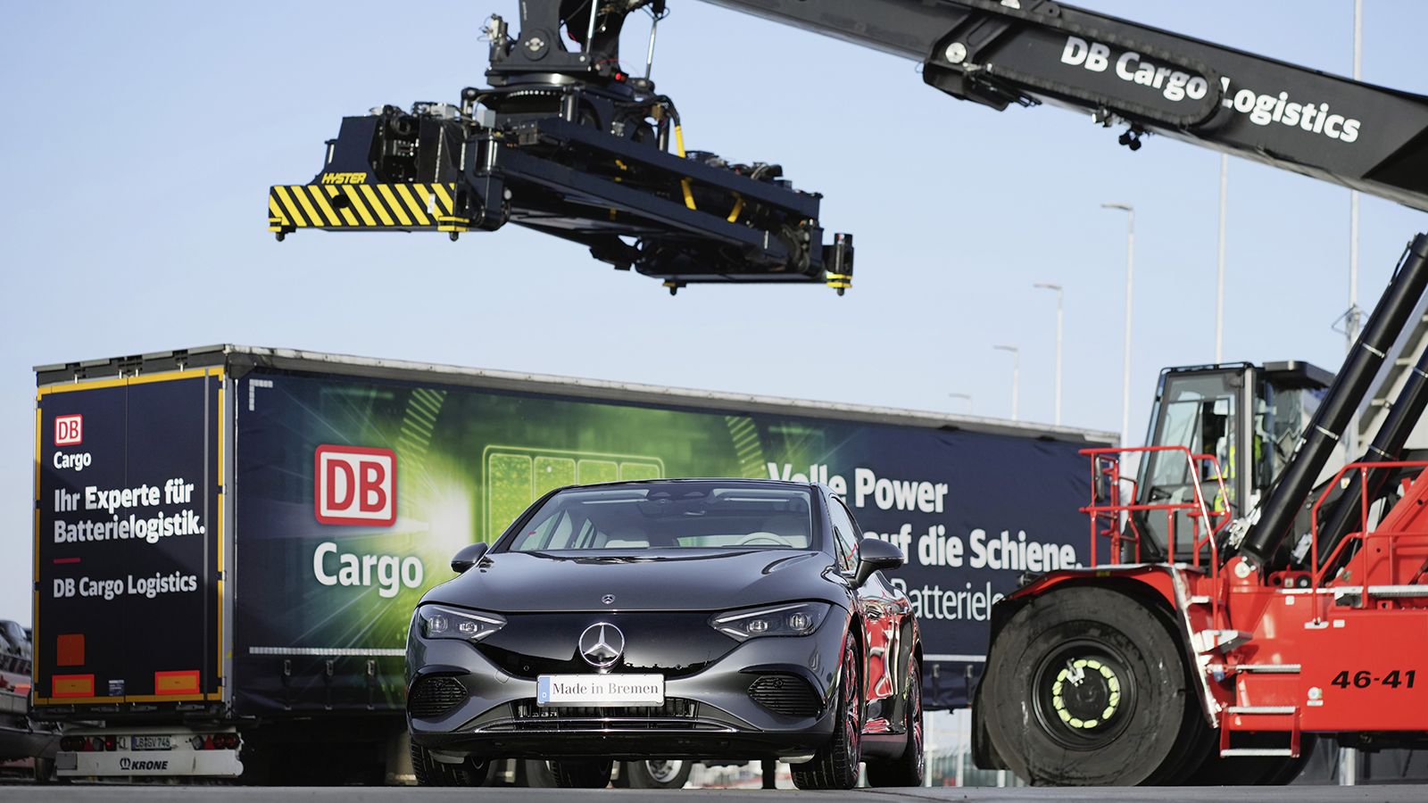 Τρένα της DB Cargo μεταφέρουν τις μπαταρίες από απόσταση 650 χλμ. στη μονάδα συναρμολόγησης της Mercedes-Benz στη Βρέμη.