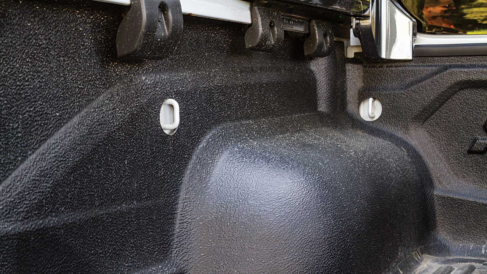 Εκτεταμένο κάλυμμα από ανθεκτικό πλαστικό επί του χώρου φόρτωσης του L200. 