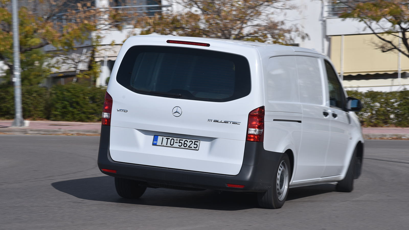 Ακόμη και με πλήρες φορτίο, το Mercedes-Benz Vito διατηρεί μια εξαιρετικά σταθερή συμπεριφορά όταν πιεστεί στο όριο. Ακόμη και με πλήρες φορτίο, το Mercedes-Benz Vito διατηρεί μια εξαιρετικά σταθερή συμπεριφορά όταν πιεστεί στο όριο.