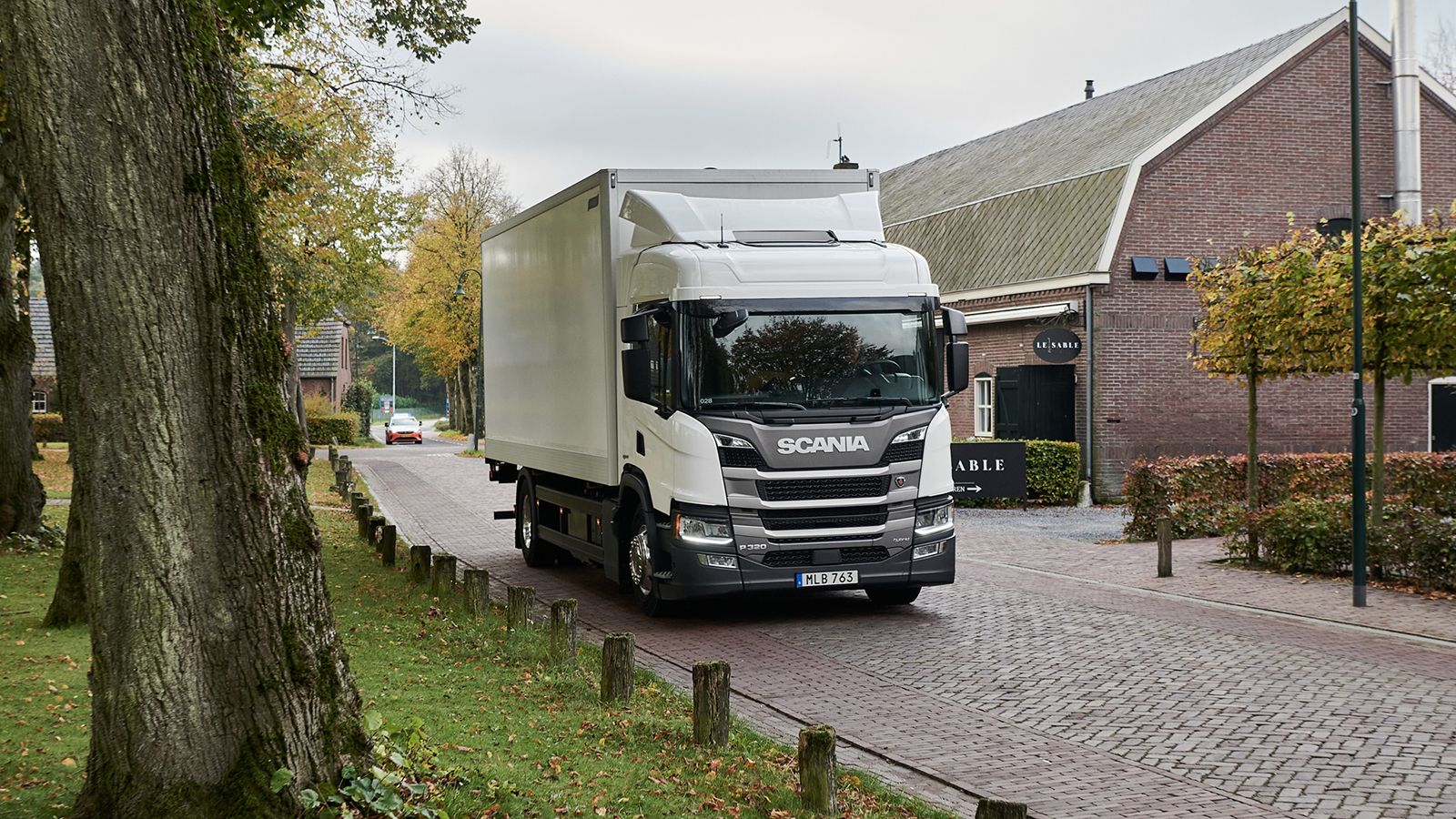 Εξοικονόμηση καυσίμου έως και κατά 40% σε αστικό περιβάλλον, υπόσχεται το υβριδικό φορτηγό της Scania, μεικτού βάρους έως και 36 τόνων.