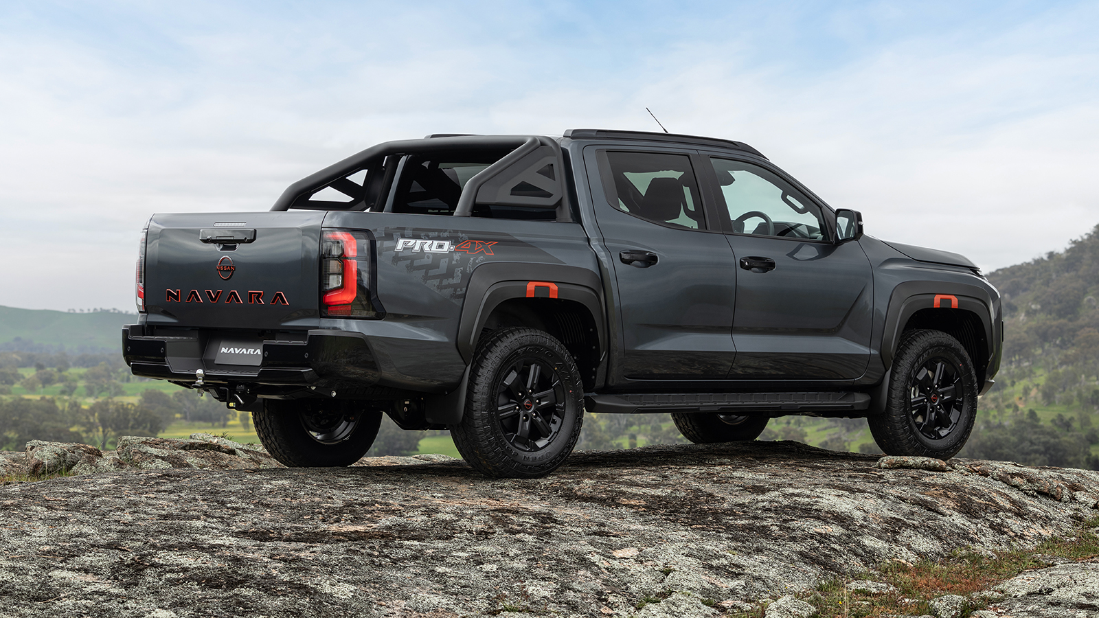 Σαφείς είναι οι ομοιότητες του νέου Nissan Navara (μόνο διπλοκάμπινο) με τη νέα γενιά του Mitsubishi L200. Σαφείς είναι οι ομοιότητες του νέου Nissan Navara (μόνο διπλοκάμπινο) με τη νέα γενιά του Mitsubishi L200.